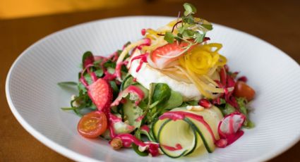 Prepara una rica ensalada de mandarina y frutos rojos para una cena ligera