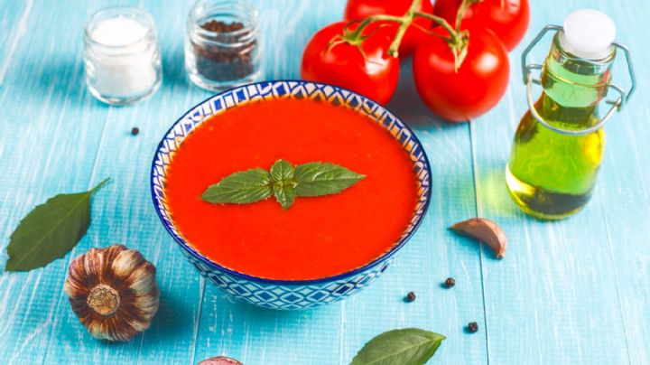 Sopa de tomate y albahaca, la receta reconfortante para disfrutar en los días fríos