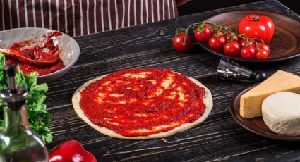 Así se prepara la tradicional salsa para pizza con tomates triturados