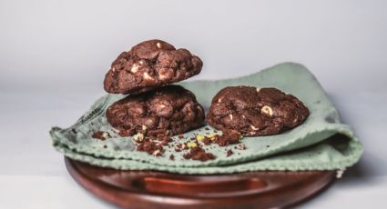 ¿Antojo de un postre fácil? Haz galletas de chocolate en sartén con solo 3 ingredientes