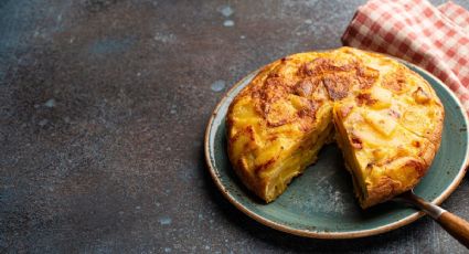 ¡Sin sartén y con poco aceite! Así se hace la tortilla de patatas en menos de 15 minutos