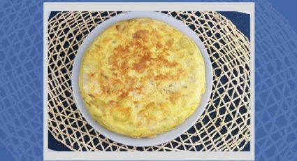 Haz la tortilla de patatas con gambas al ajillo más jugosa y sabrosa