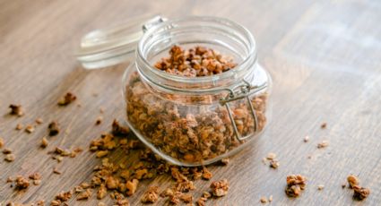 Haz tu propia granola de chocolate para darle un extra de sabor y nutrientes al desayuno