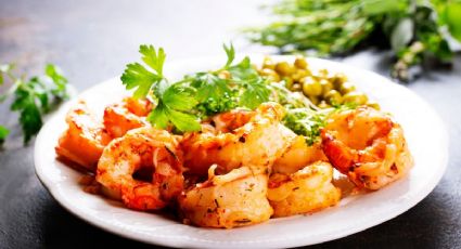 Cazuela de gambas con habas, la receta saludable y alta en proteína que te encantará