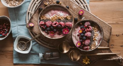 Açaí bowl de frutos rojos, un platillo para el desayuno para llenarte de energía