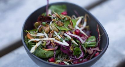 ¿Sobraron lentejas? Aprovéchalas para una ensalada fría con verduras