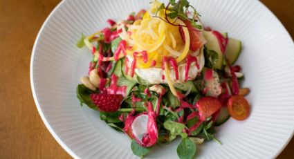 Ensalada de frutos rojos para disfrutar de la primavera con una receta ligera