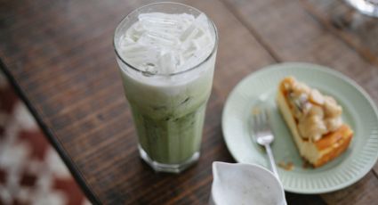 ¡Una bomba de antioxidantes! Disfruta el matcha de coco más fácil de preparar