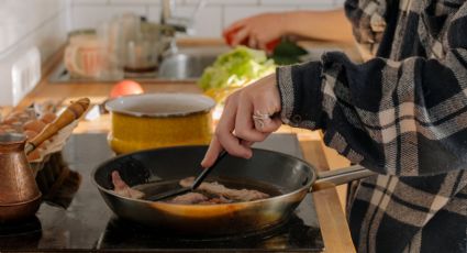 El truco de cocina de la abuela para que no salte el aceite al freír