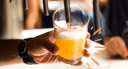 Experto revela por qué debes echar la cerveza en un vaso antes de beberla