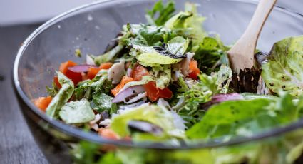 Cena ligera: Así se prepara la ensalada de berros con atún para los días de calor