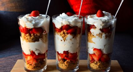 Copas de fresa y yogur, el postre para sacar provecho de las migas de bizcocho