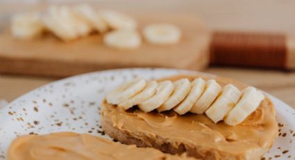 Desayuno rápido: Tostadas con plátano y crema de cacahuete para iniciar el día