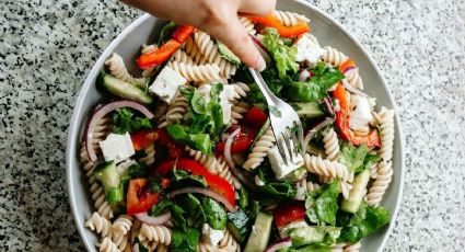 Así se prepara la mejor ensalada griega con pasta para la hora de la cena