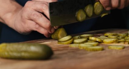 Haz tus propios pepinillos encurtidos para acompañar las hamburguesas