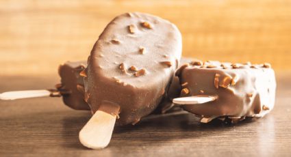 Polos helados cubiertos de chocolate, un postre para el verano bajo en azúcar y deliciosos