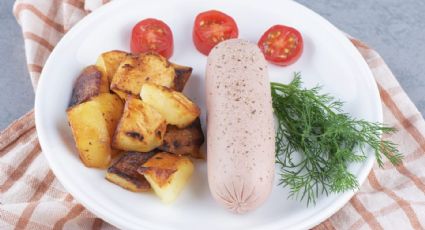 Salchichas con patatas al horno, una receta sencilla para el menú de la semana