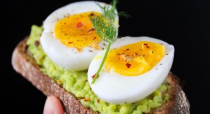 Tostada de huevos revueltos para la hora del desayuno y que te ayudará no sentirte pesado