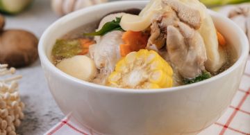 Cómo preparar un delicioso caldo de gallina lleno de colágeno y que fortalece los huesos