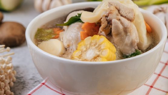 Cómo preparar un delicioso caldo de gallina lleno de colágeno y que fortalece los huesos