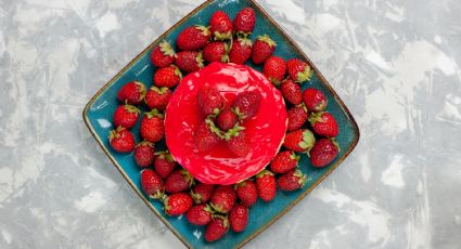 Disfruta de una gelatina de fresas súper cremosa para el verano