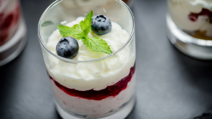 Gelatina griega de yogur, kiwi y apio, el postre ideal para disfrutar en los meses de verano