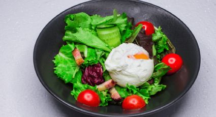 Cena delicioso con este huevo poché con verduras salteadas