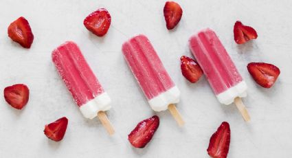 Para este verano prepara unas paletas heladas de fresa cubiertas de chocolate blanco