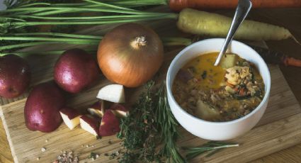 Sopa de verduras, la cena más sencilla y saludable para hacer en minutos