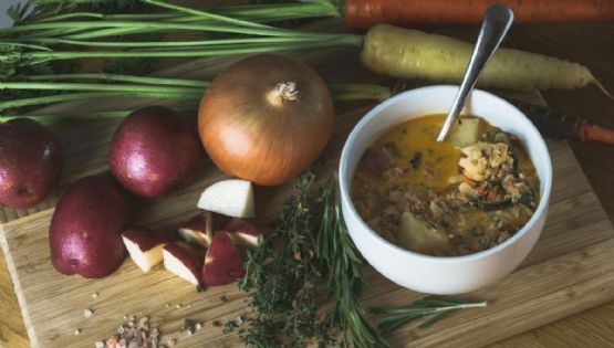 Sopa de verduras, la cena más sencilla y saludable para hacer en minutos