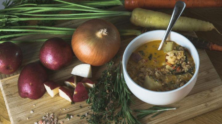 Sopa de verduras, la cena más sencilla y saludable para hacer en minutos