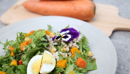 Ensalada de pasta con huevo duro, una receta sencilla y fría para los días calurosos