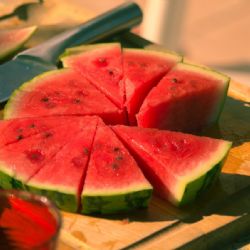 Cuáles son los efectos de comer sandía todos los días y por qué moderar su consumo